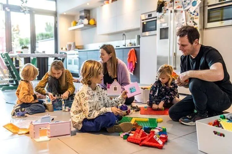 Mama en papa spelen met de kinderen
