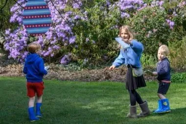 Kinderen doen een speurtocht in het arboretum van Kalmthout