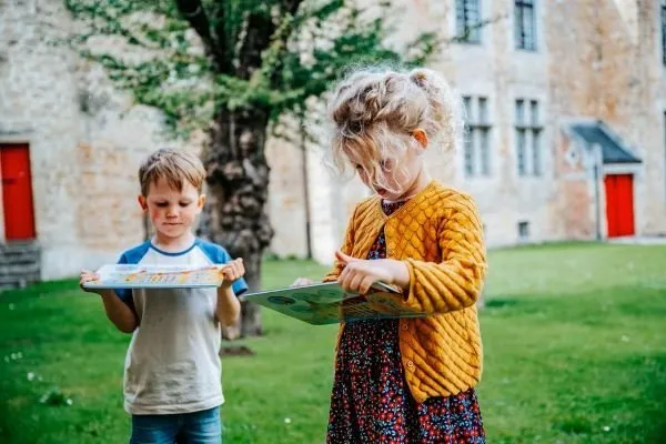 Kinderen speuren naar playmobiel figuren rond het Kasteel van Laarne