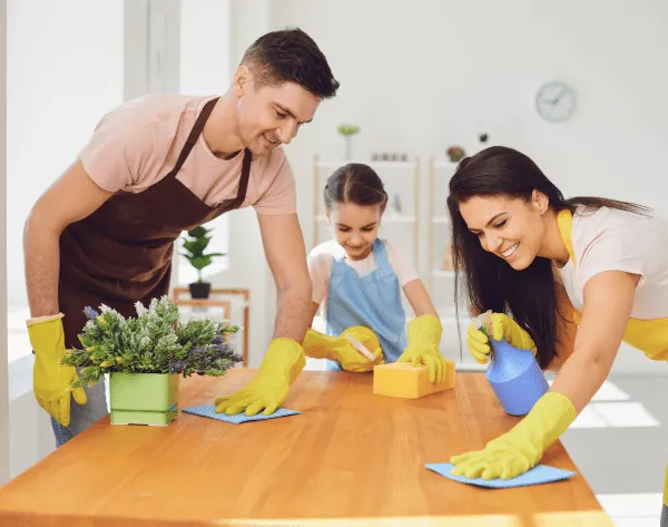 Ouders met kind poetsen samen