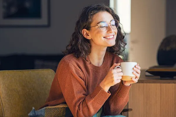 Vrouw geniet van een koffie
