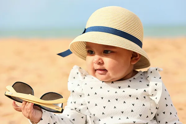 Baby op een strand