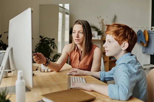 Moeder en zoon aan computer