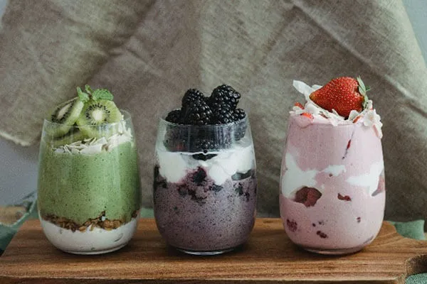 Yoghurt met fruit in glazen