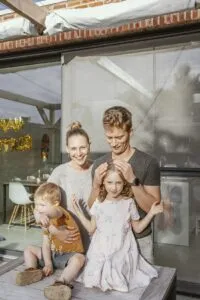 gevelportret, Evelyne, Charlotte, Litse en Leo