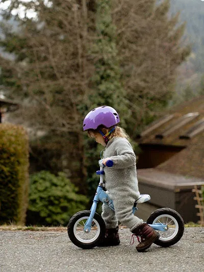 Kind speelt met fiets