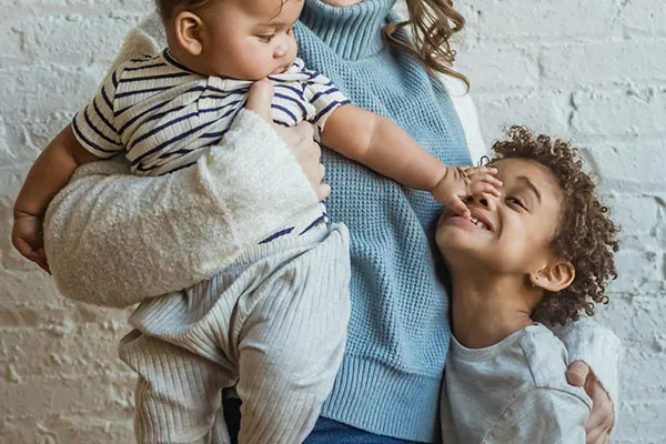 Twee kinderen met mama