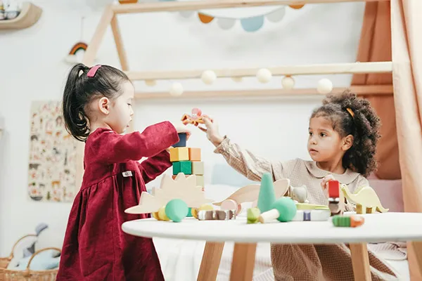 Twee kinderen spelen samen