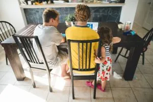 jongeren achter laptop thuis myfamily