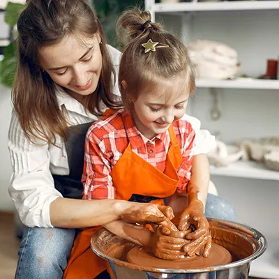 mama leert kindje potten bakken