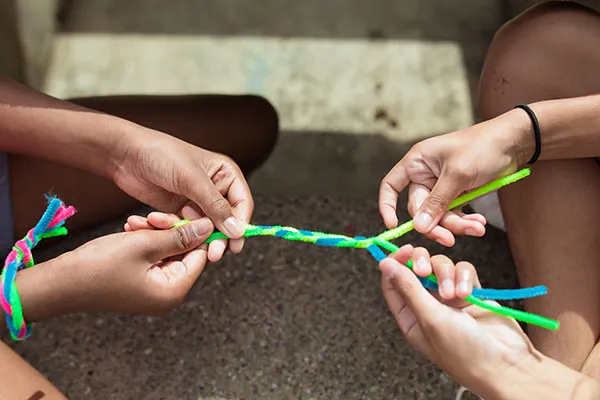 Kinderen maken armband