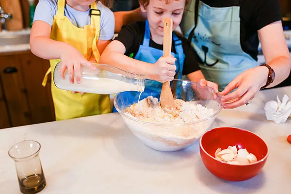 Kinderen aan het bakken