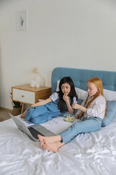 Twee meisjes kijken naar een laptop