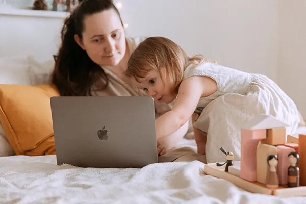 Moeder en dochter voor een laptop