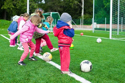 Kinderen spelen voetbal