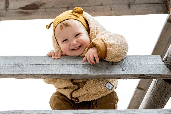 Baby die speelt leermomenten