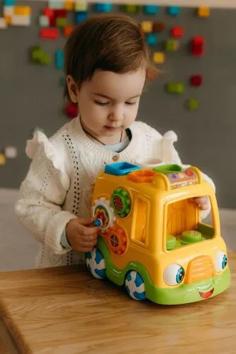 Kleuter speelt met een auto