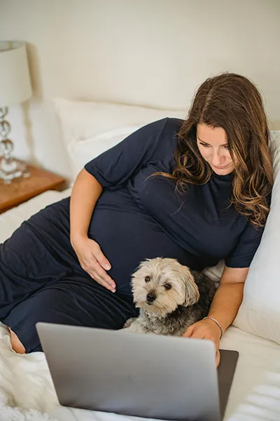 Vrouw met hond voor laptop