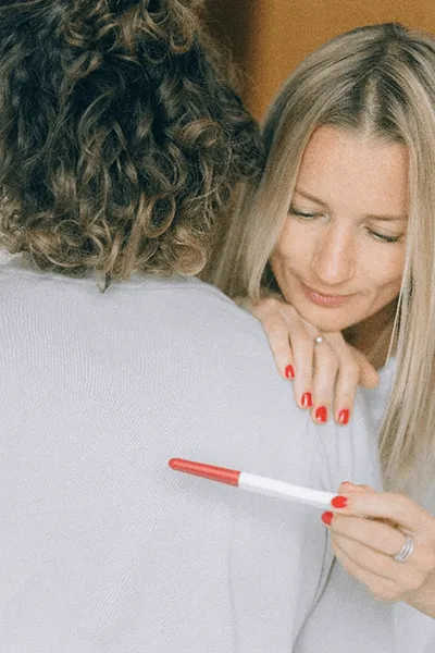 Vrouw met zwangerschapstest