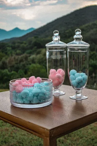 Taart en snoep op een babyshower 