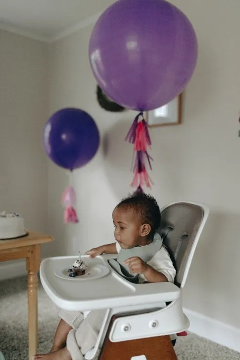 Kind in zitje met ballon