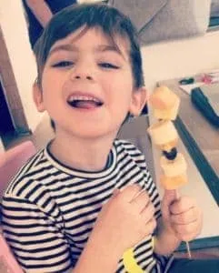 Jongen eet fruit