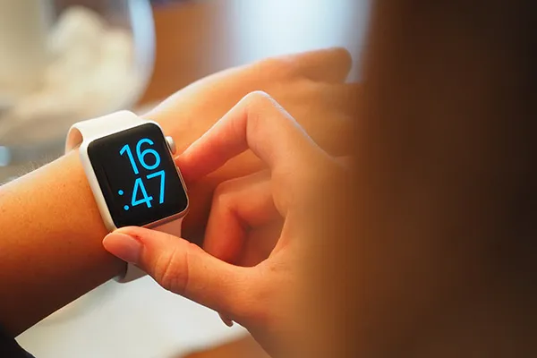Persoon kijkt naar horloge