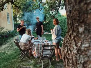 jongeren in de tuin