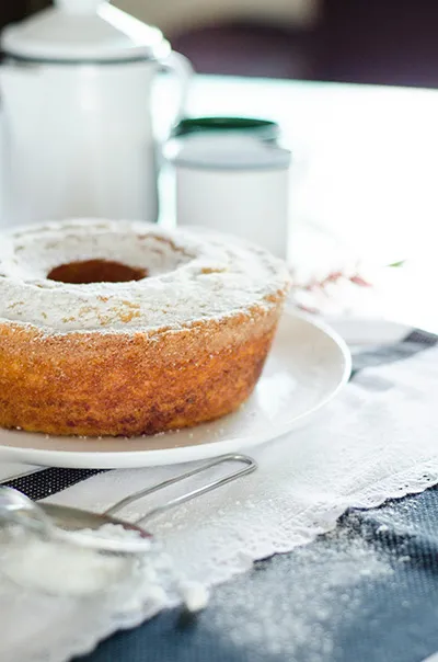 Cake op een schaal gepresenteerd op tafel