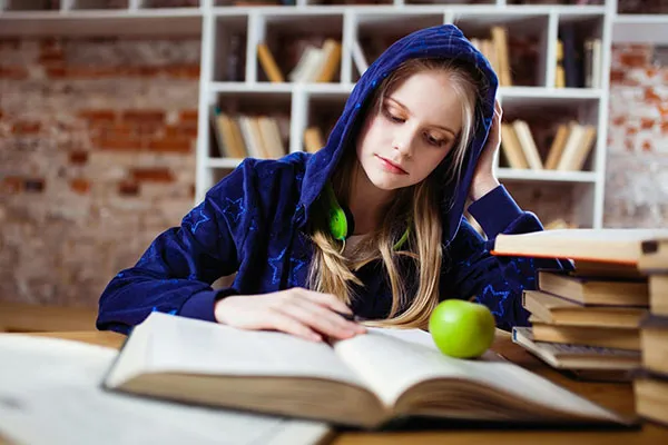 Student leest een cursus tijdens het studeren