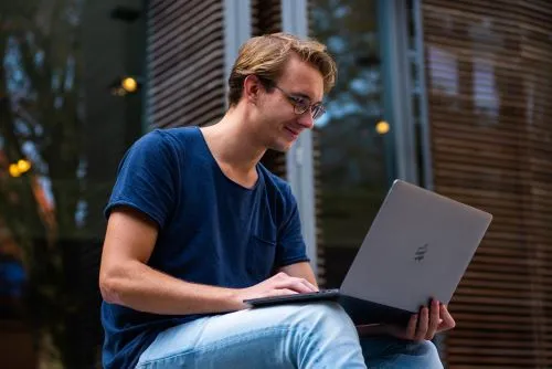 Student met laptop