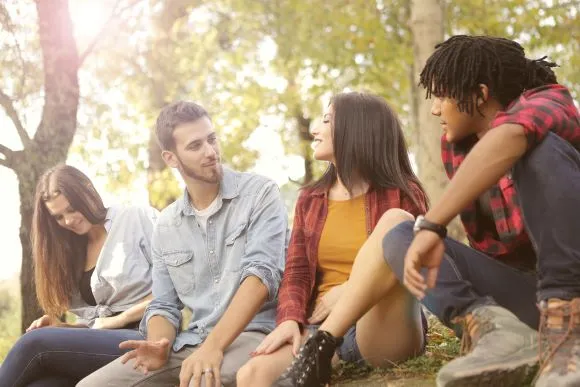 Studenten zitten bij elkaar in het park