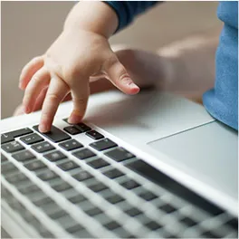 Peuter speelt met laptop myfamily