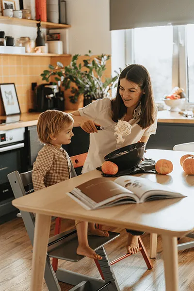 Mama en kind koken samen