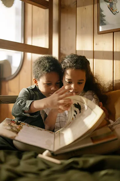Kinderen lezen boek