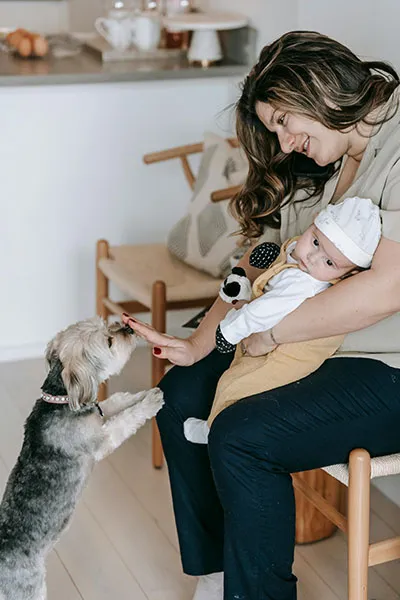 Mama met kind en hond