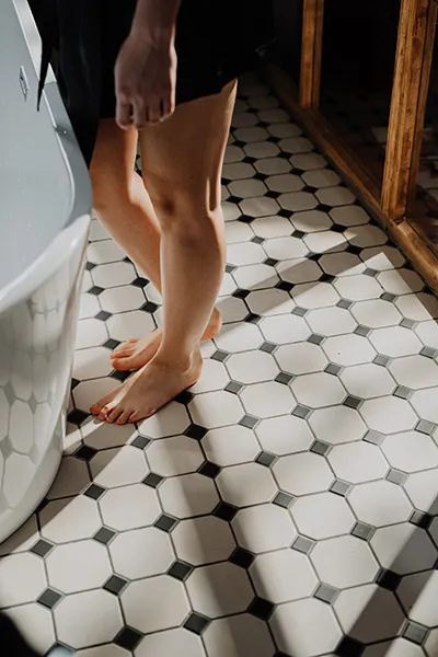 Vrouw met krampen in zetel