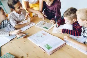 Kinderen rond een tafel
