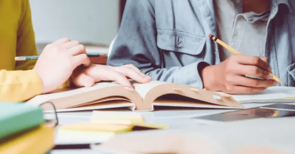 Studenten noteren in een boek
