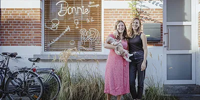 Gevelportret van Liesbeth en Laura