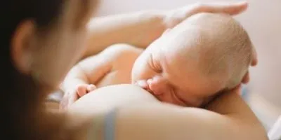 Vrouw geeft borstvoeding