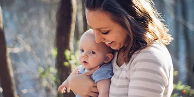 Moeder speelt met baby buiten