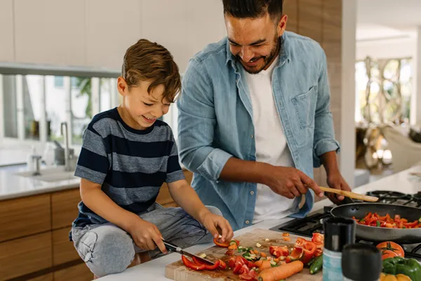 papa-en-kind-koken-samen-768.png