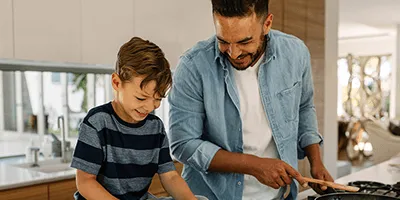 Papa en kind koken samen