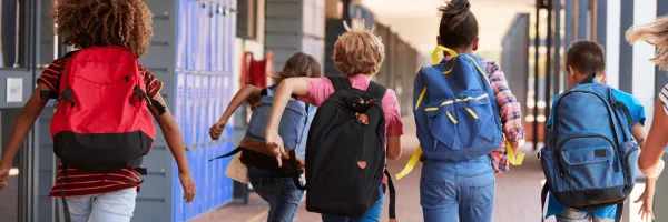 Foto van kinderen met een rugtas op school